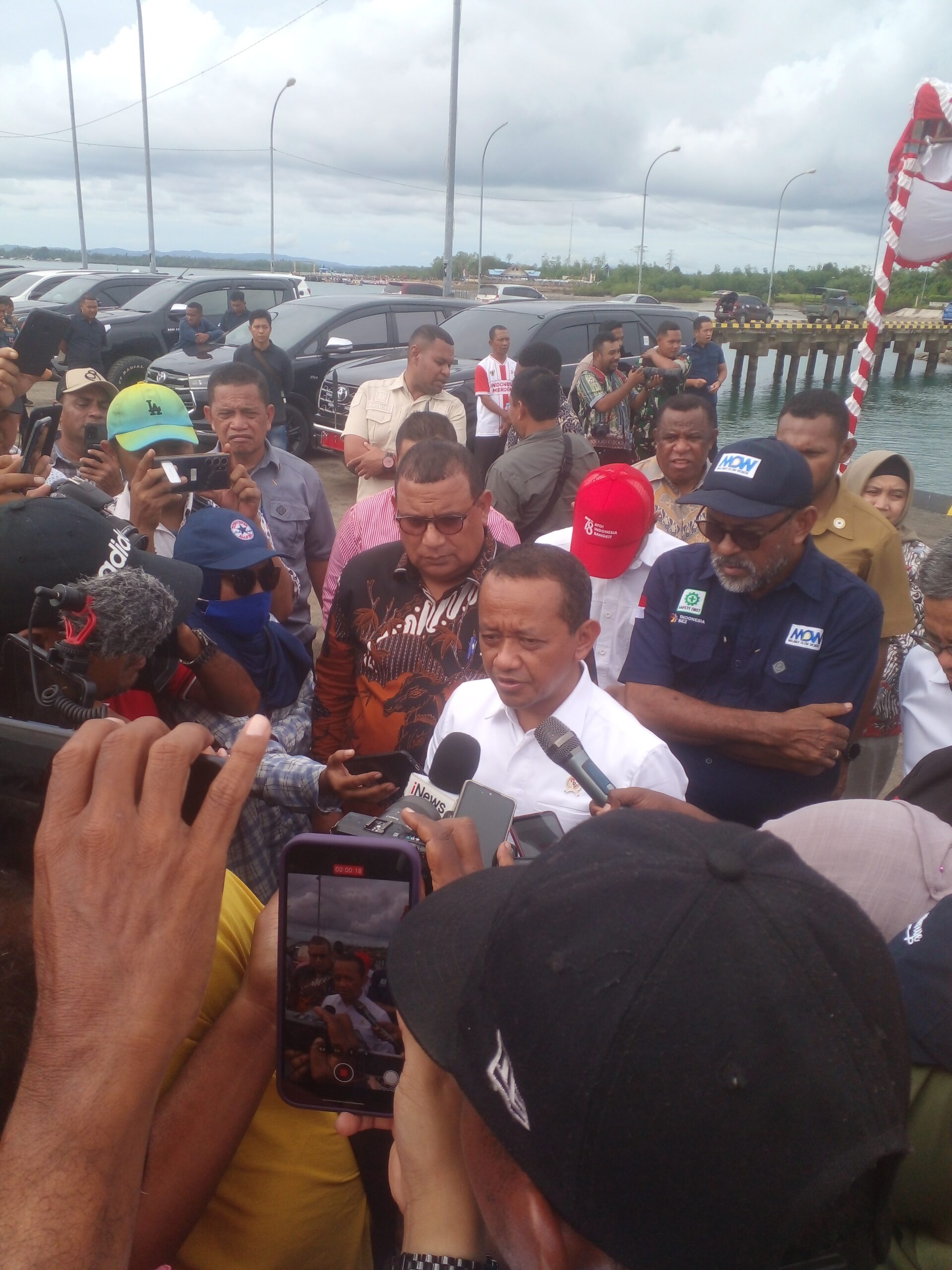 Menteri Investasi Bahlil Lahadiala saat diwawancarai wartawan di lokasi KEK Sorong. FOTO: Oikonews/Yosep