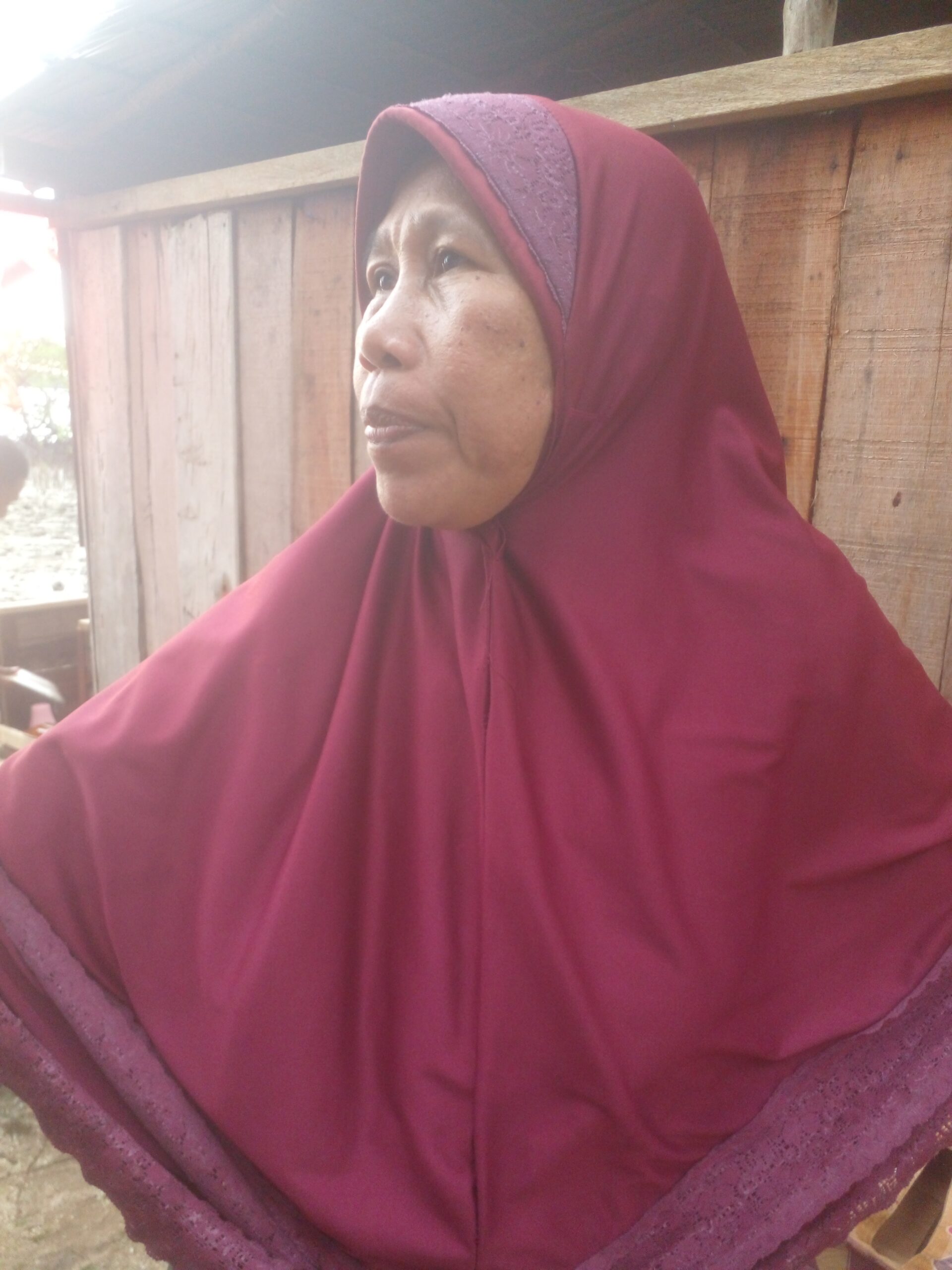 Ibu Hardila salah satu pedagang di pulau Yerusel. FOTO : Oikonews/ Yosep