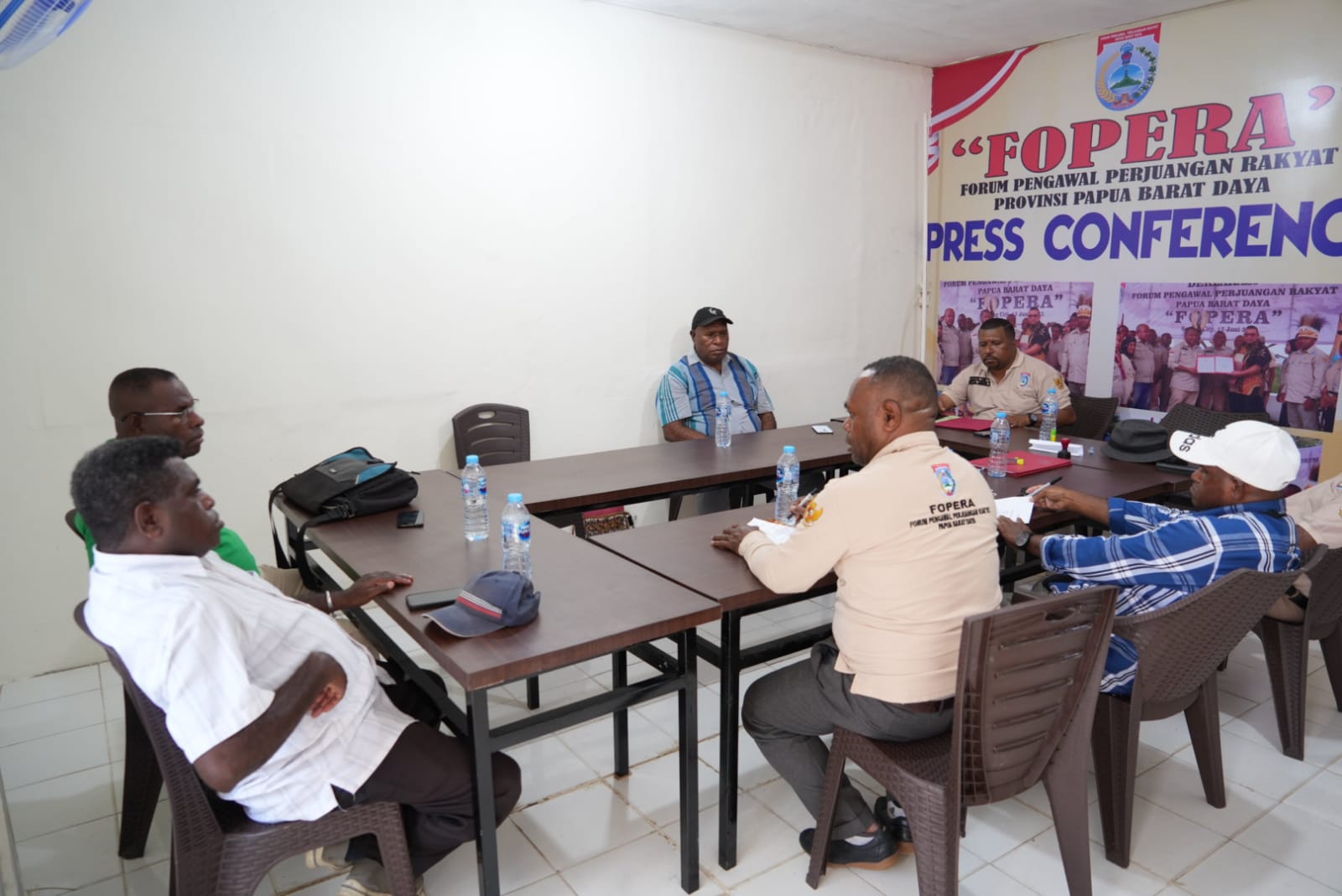 Rapat Pengurus Fopera Papua Barat Daya dalam rangka syukuran SK Kemenkumham dan Peresmian Sekretariat Fopera. FOTO: Oikonews/Daeng