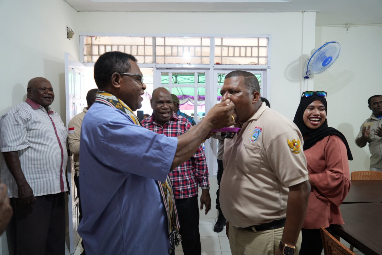 Staf Ahli Gubernur Yakob Kareth menyuap Ketua Umum Fopera Papua Barat Daya Yanto Ijie sebagai simbol persahabatan atau mitra. FOTO: Oikonews/Daeng