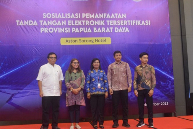 Phose bersama Kadis Kominfo PBD dan para pemateri dari Kemenkominfo